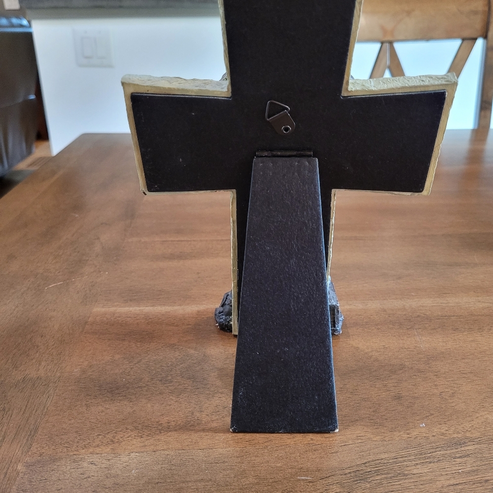 Humble Servant Scripture Cross. Sculpture Jesus washing deciples feet - Picture 6 of 11